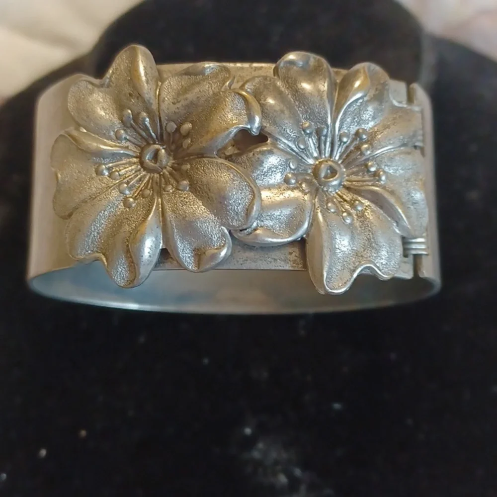 Vintage silvertone flower cuff bracelet .
